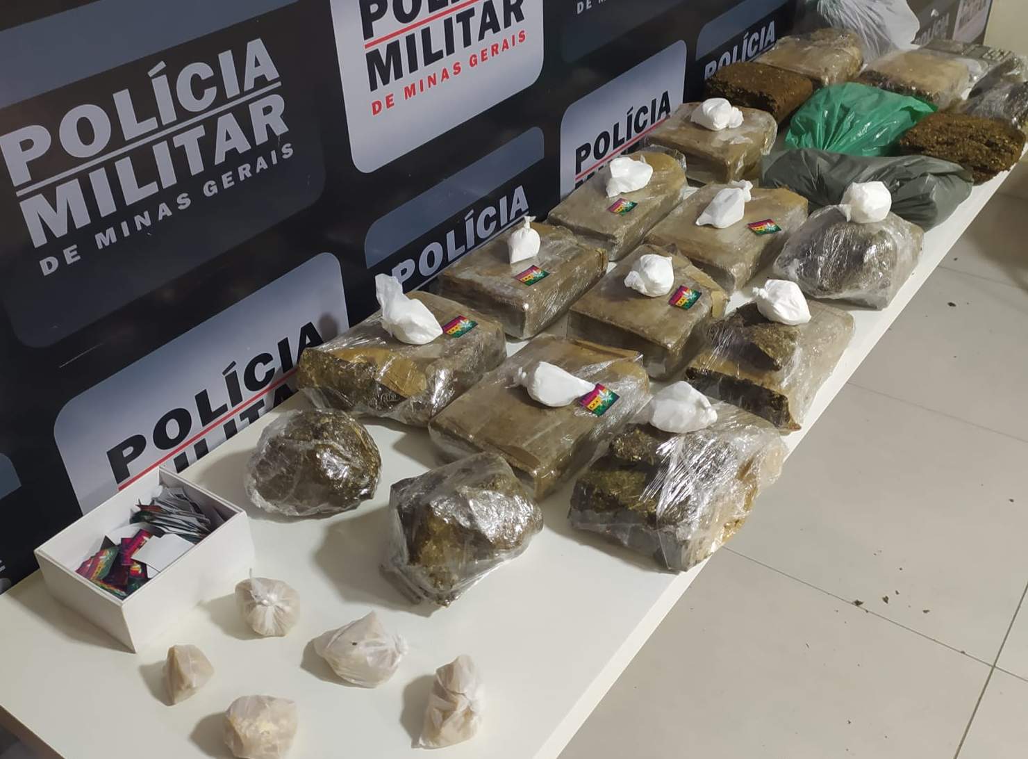 Portal Caparaó Maconha cocaína e crack apreendidos pela PM no bairro